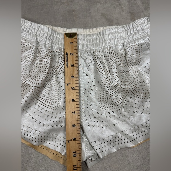 Blank NYC Faux Leather Silver Laser Cut Floral Elastic Waist Shorts Size 25 - Picture 7 of 16